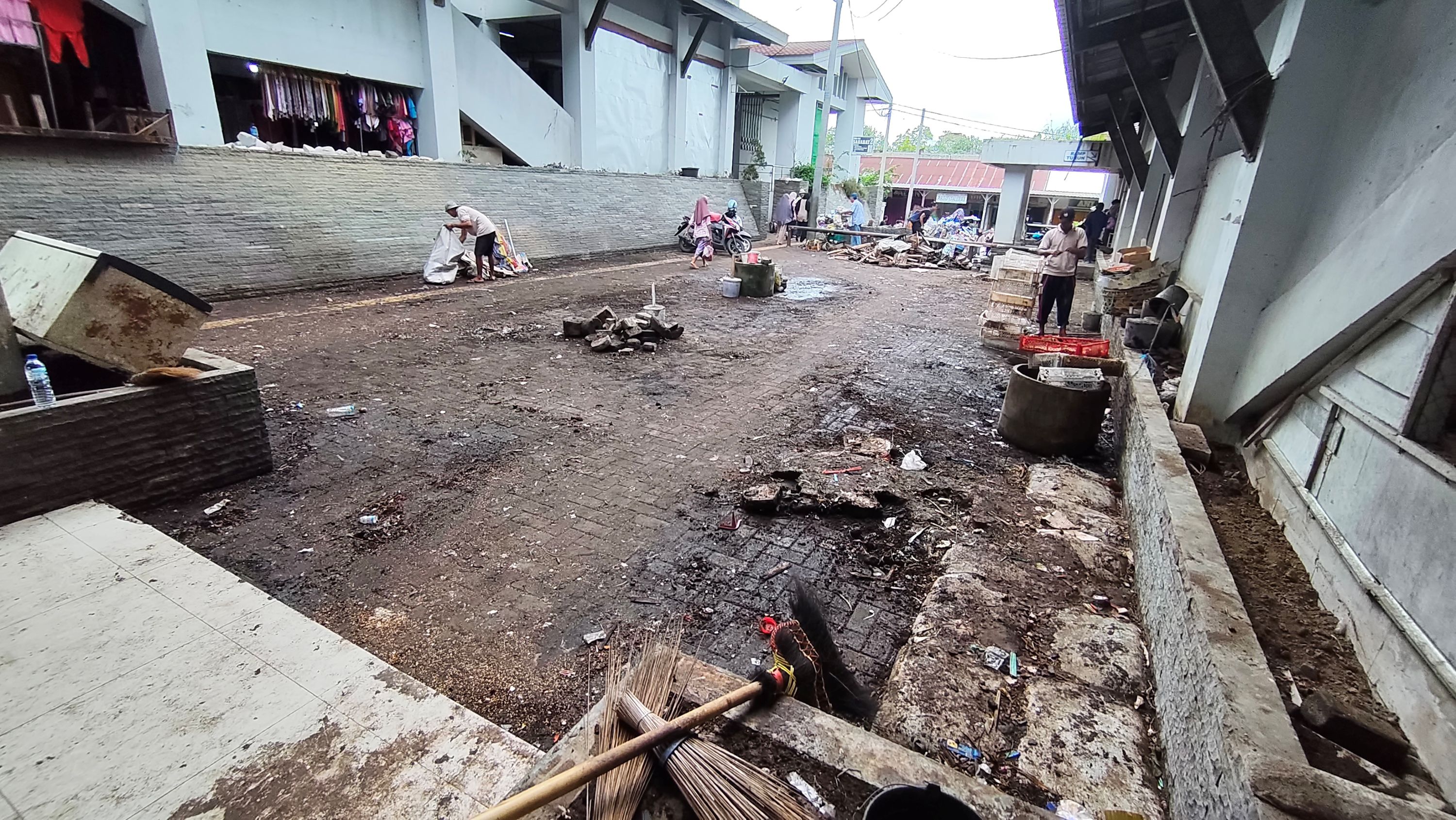 Puluhan pedagang bakulan di pintu masuk tengah Pasar Renteng Praya telah ditata Disperindag bersama Satpol PP Loteng untuk kembali mengisi lapak-lapak mereka, Kamis (6/11).