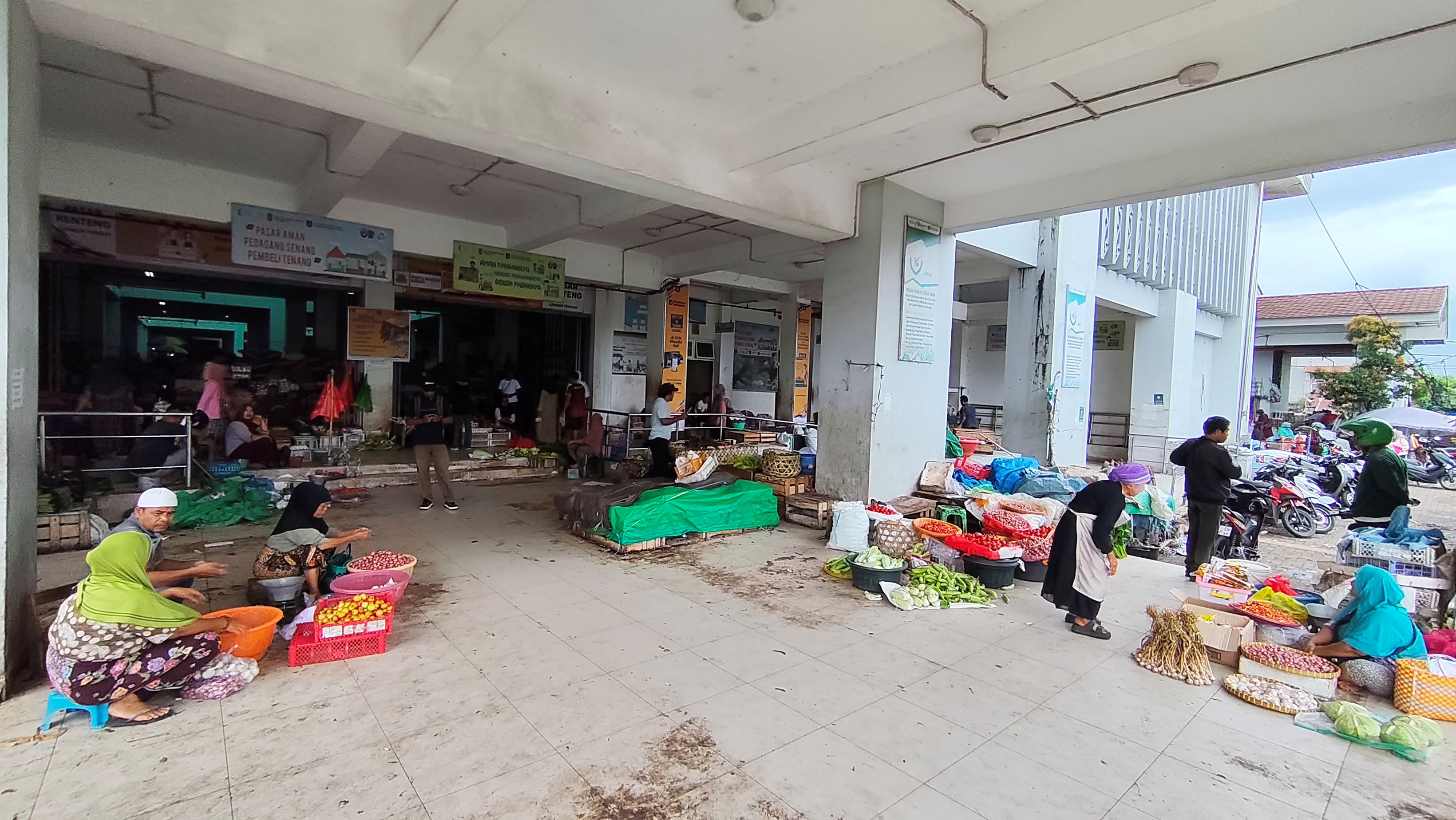 NAKAL: Sejumlah pedagang bakulan masih bertahan berjualan di pintu masuk barat Pasar Renteng Praya, Kamis (6/11).