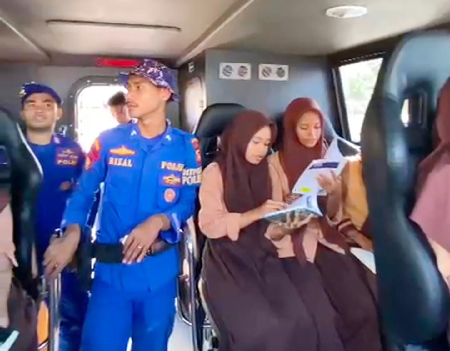 Sejumlah siswa SMPN 01 Pekat, Dompu, antusias belajar di atas kapal Polairud.