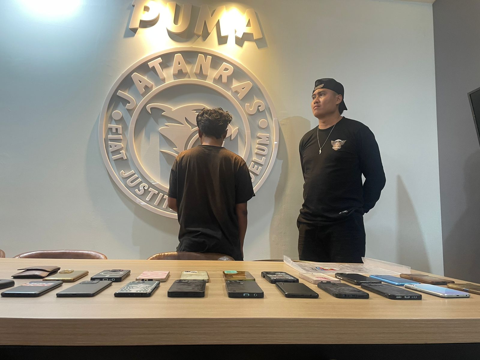 BIAR KAPOK: Residivis pencuri handphone Ilhamudin dikawal tim Puma Jatanras Polda NTB untuk di bawa ke sel tahanan Polda NTB, Kamis (6/11).
