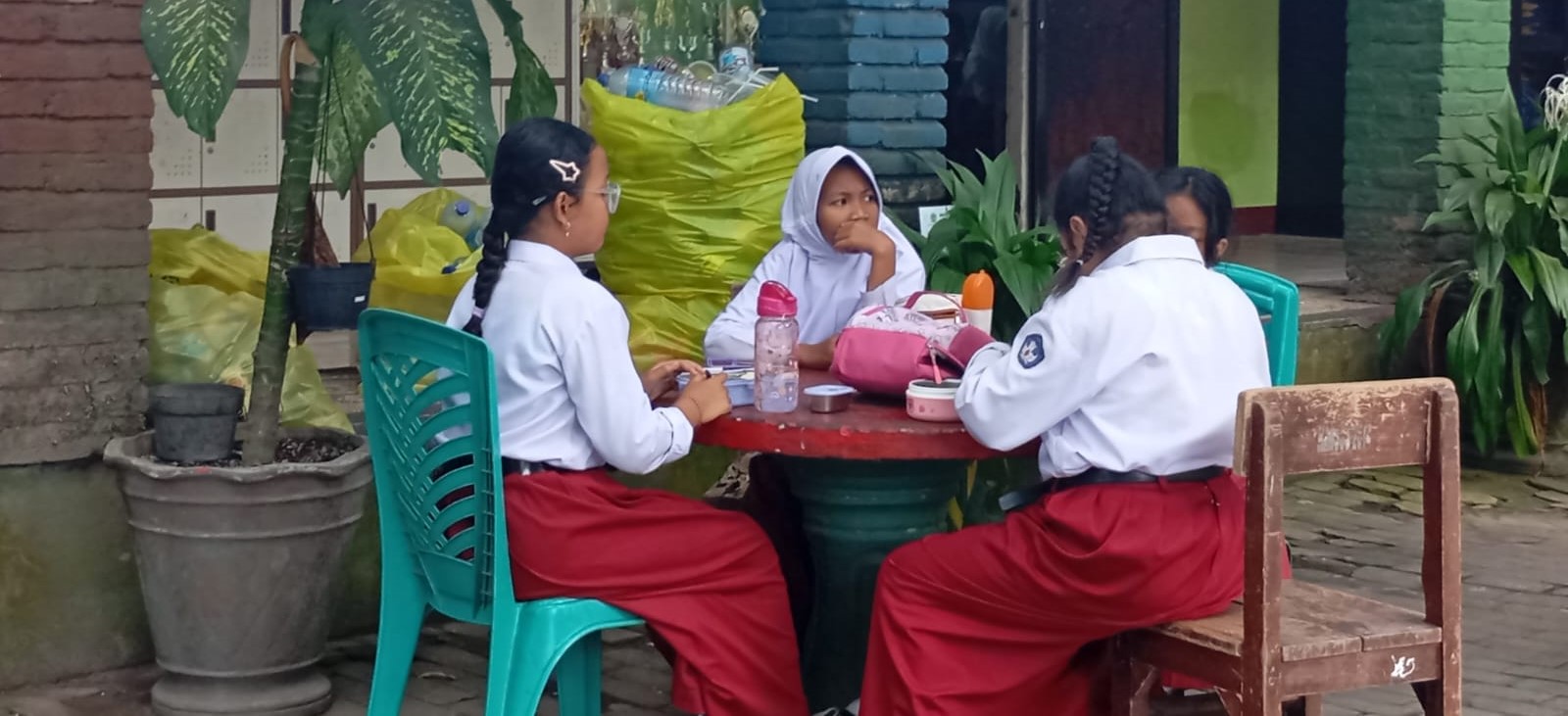 Sejumlah murid sekolah dasar (SD) di Kota Mataram berada di luar kelas. Kemendikdasmen telah merilis jadwal TKA untuk SD dan SMP tahun 2026.