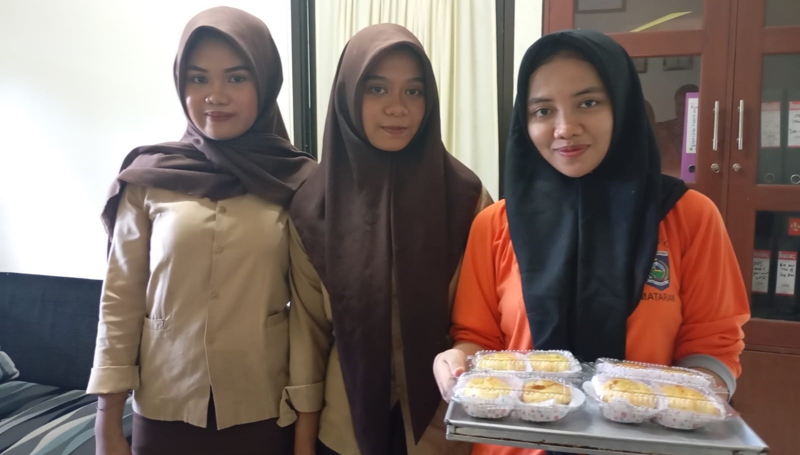 Siswa Jurusan APHP SMKPPN Mataram menunjukkan kue sus yang diproduksinya saat PKL di sekolah setempat, belum lama ini.