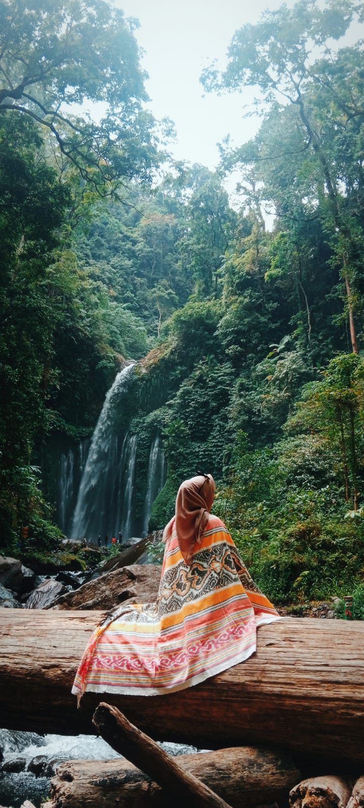 TERAPI ALAM: Inilah pemandangan Air Terjun Tiu Kelep, Lombok Utara yang sejuk dan tersembunyi di bawah kaki Gunung Rinjani.