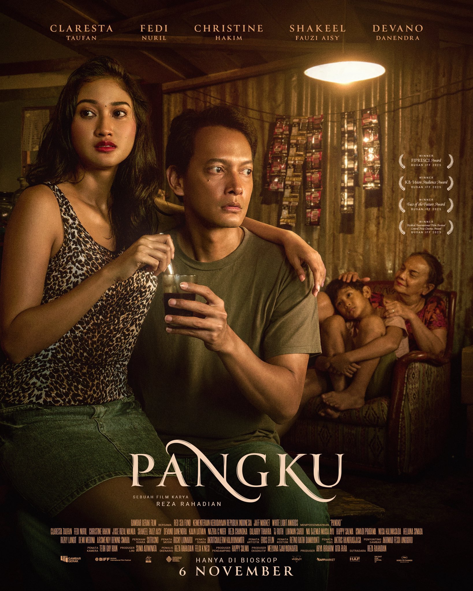 Reza Rahadian bukan cuma aktor hebat, tapi juga sutradara yang penuh empati. Lewat film "Pangku", ia membuktikan bahwa menghormati karakter perempuan dan kelompok marjinal adalah pilihan estetikA