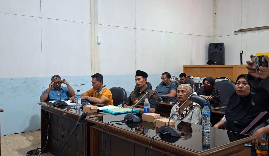 TAK ADA TITIK TEMU: Warga hearing dengan DPRD terkait sengketa lahan di Senaru, Kecamatan Bayan
