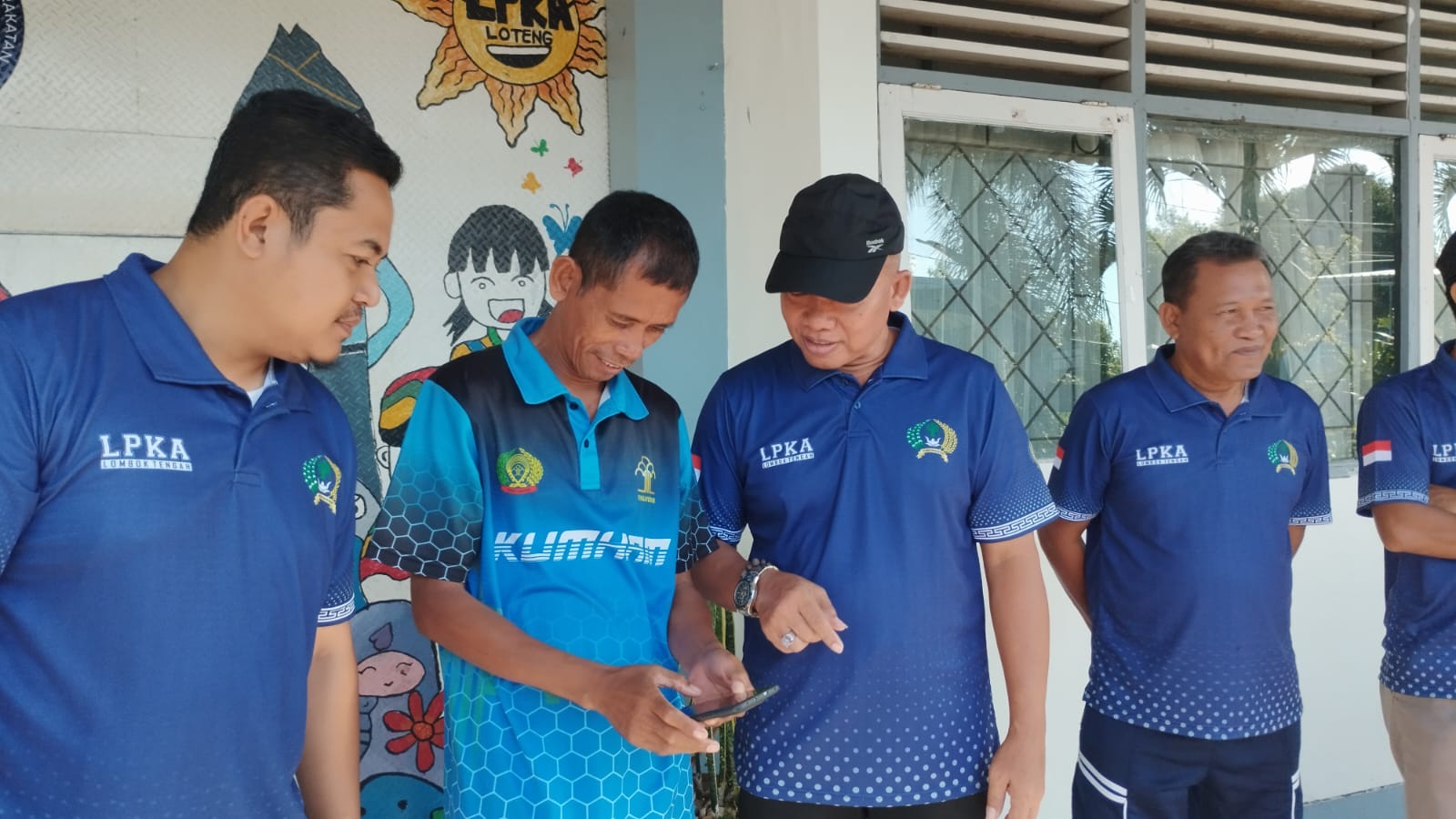 Kepala LPKA Lombok Tengah Hidayat memeriksa gawai para petugasnya dari judi online.