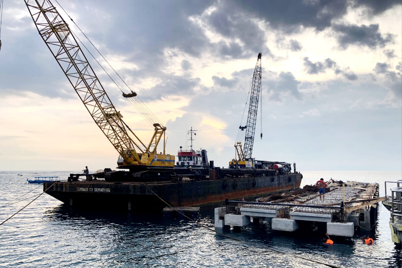 HARUS TUNTAS: Pemasangan tiang pancang Dermaga Senggigi berjumlah 39 tiang sudah selesai dilaksanakan.