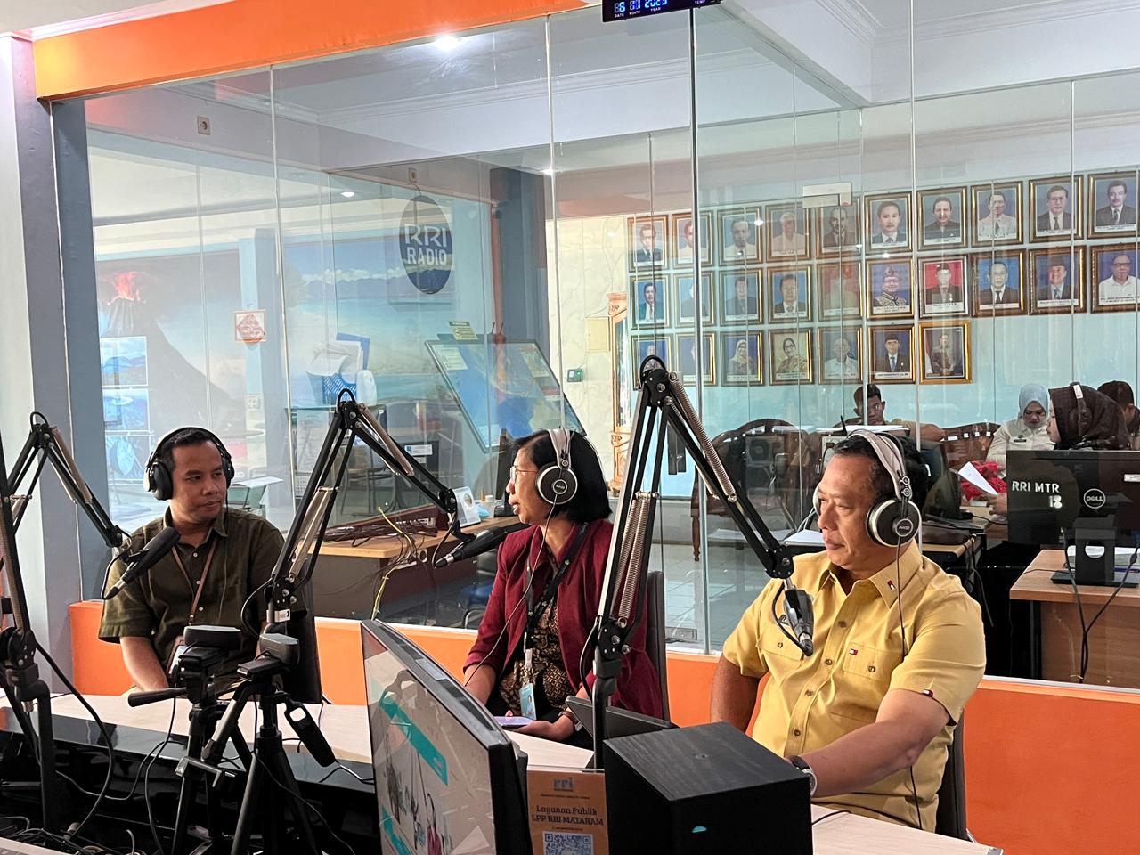 Sekretaris Deputi Promosi dan Kerja Sama Badan Gizi Nasional RI Kombes Pol. Lalu Muhammad Iwan Mahardan (kanan) dalam dialog interaktif Merajut Pangan Bumi Gora di RRI Mataram, Jumat (7/11).