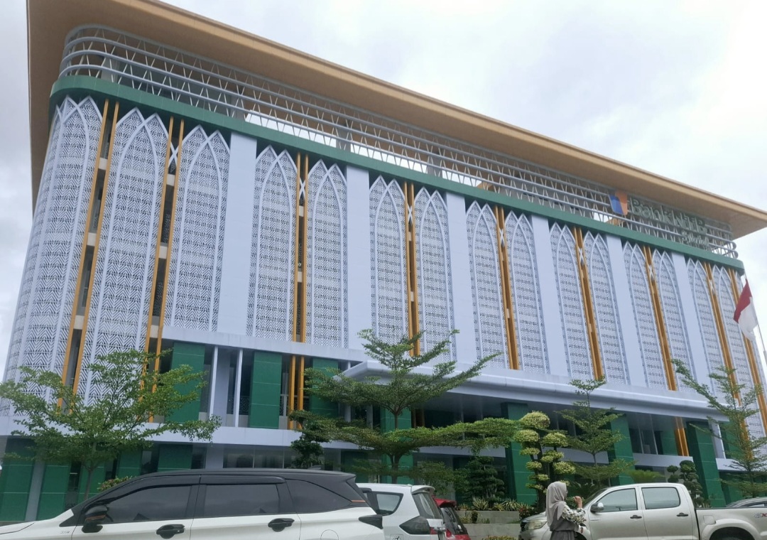 DPRD NTB mendorong Bank NTB Syariah untuk mengucurkan modal usaha tanpa bunga ke UMKM. Ini untuk meringankan beban pengusaha kecil yang kesulitan modal.