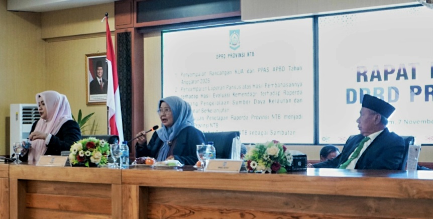 Ketua DPRD NTB Baiq Isvie Rupaeda (tengah) memimpin rapat paripurna penyerahan dokumen KUA-PPAS rancangan APBD 2026 dalam rapat paripurna, Jumat (7/11).