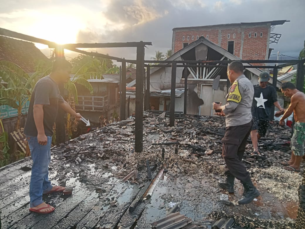 kondisi rumah warga yang terbakar diduga akibat Hp yang meledak