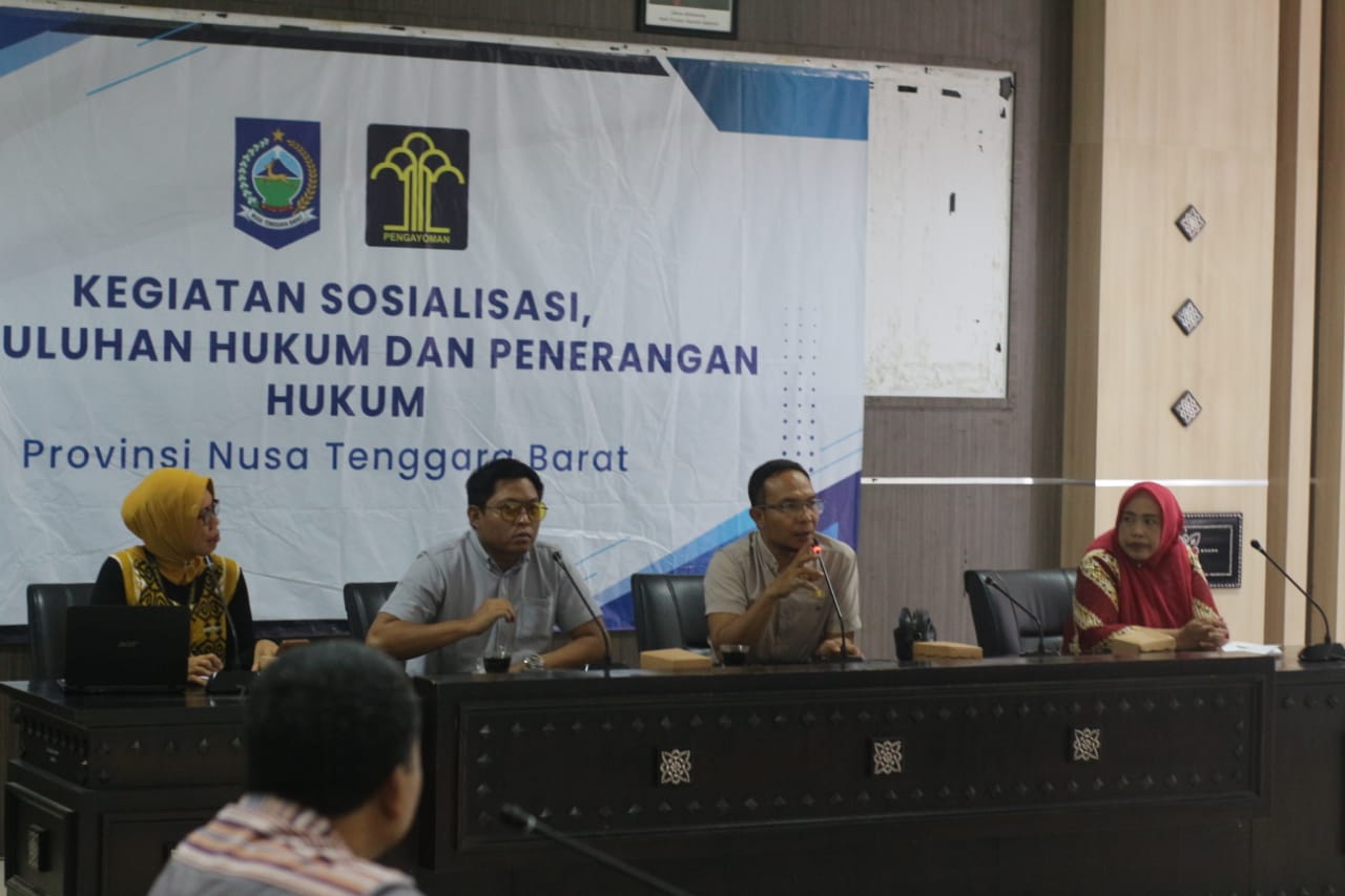 Karo Hukum NTB Hubaidi saat menggelar sosialisasi penyuluhan hukum dan penerangan hukum kepada kepala desa di Lotim, Kamis (6/11).