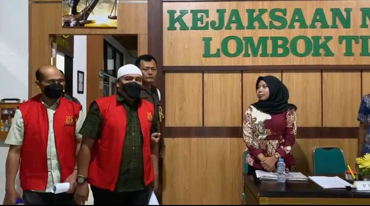 tersangka kasus dugaan korupsi pengadaan alat TIK tahun2022 saat keluar dari ruangan pemeriksaan Kejari Lotim