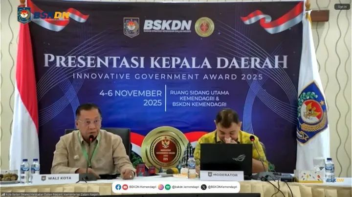 Wali Kota Bima HA Rahman H Abidin mempresentasikan inovasi unggulan Pemkot Bima dalam ajang IGA 2025 di aula BSKDN Kemendagri, Jakarta, Kamis (6/11).