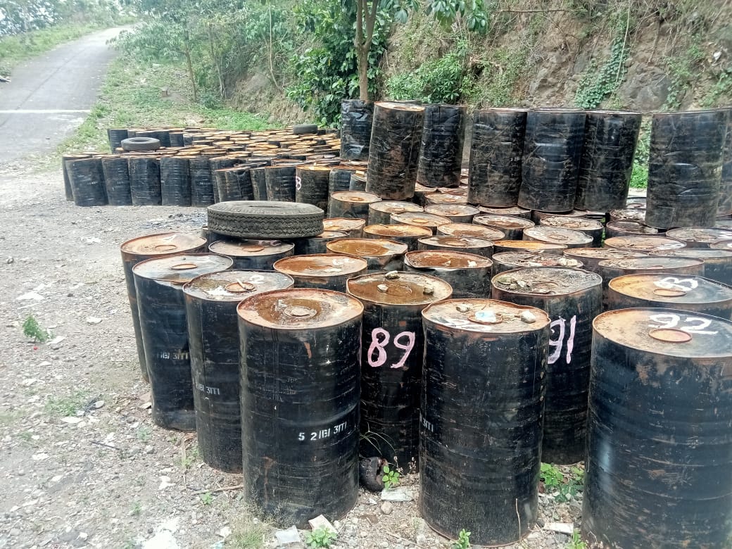Barisan drum berisi aspal yang diduga dikelola oknum anggota DPRD Kota Bima di Kelurahan Penatoi, belum lama ini. (Istimewa/Lombok Post)