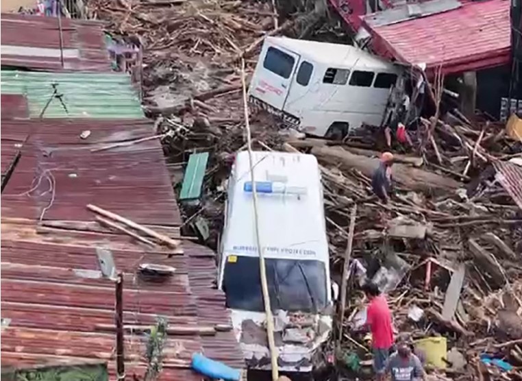 HANYUT: Mobil dan rumah-rumah diterjang banjir bandang di Kota La Carlota, Filipina, Kamis (6/11).