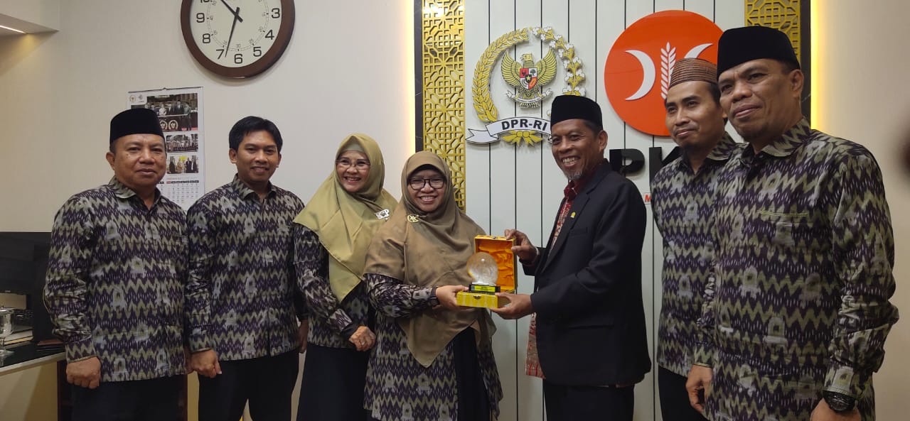 Penyerahan Cendera Mata dari Fraksi PKS DPRD Kota Mataram ke Anggota DPR RI Abdul Hadi.