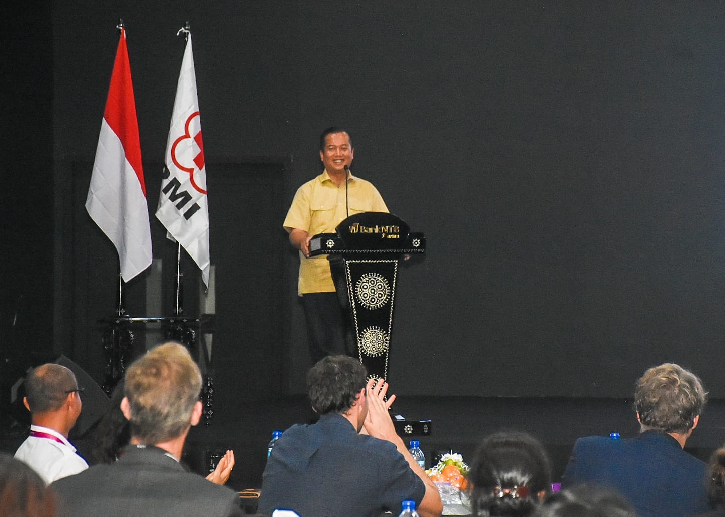 SAMBUTAN: Gubernur NTB Lalu Muhamad Iqbal bersama perwakilan IFRC, PMI, dan Delegasi Donor Internasional di Mataram.