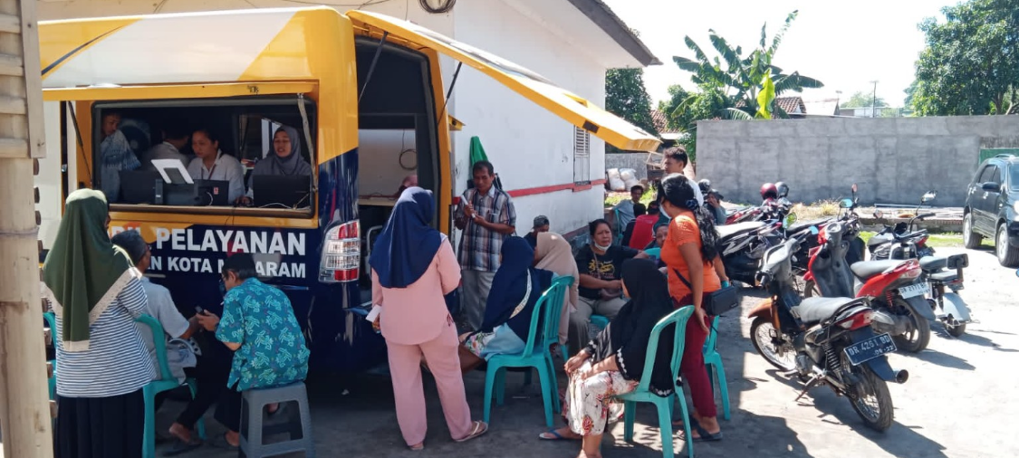 Inovasi &ldquo;Kendaraan Izin OSS Menerbitkan Izin di Tempat&rdquo; terus menjangkau berbagai titik di Kota Mataram untuk mempermudah masyarakat memperoleh izin usaha.