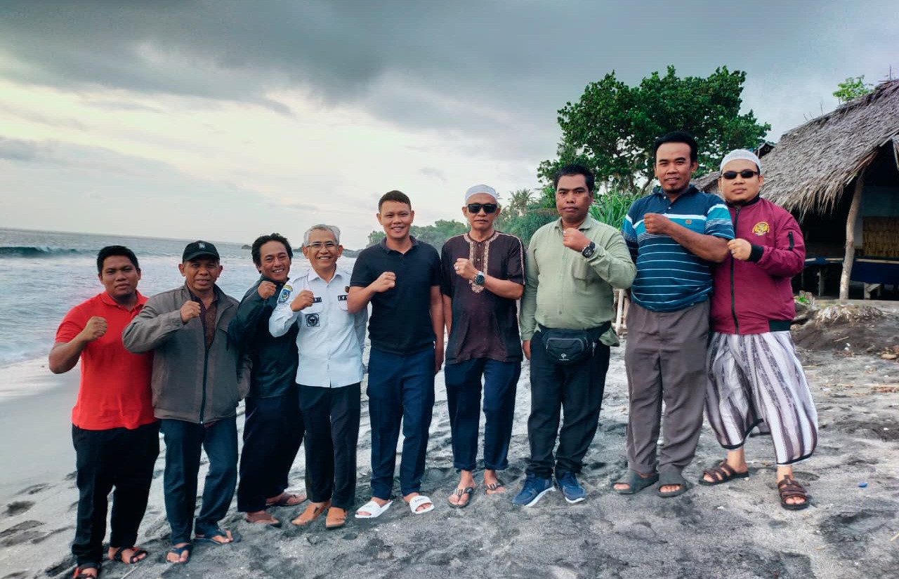 BERI DUKUNGAN: Para Kepala Desa se-Kecamatan Batulayar kompak mendukung kebijakan Bupati Lombok Barat Lalu Ahmad Zaini menata dan membersihkan birokrasi serta membongkar mafia honorer.