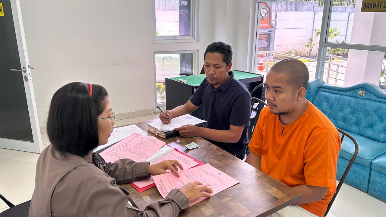TAHAP DUA: Tersangka pembunuhan Nurminah menandatangani berita acara penyerahan barang bukti dan tersangka ke jaksa di kantor Kejari Mataram.