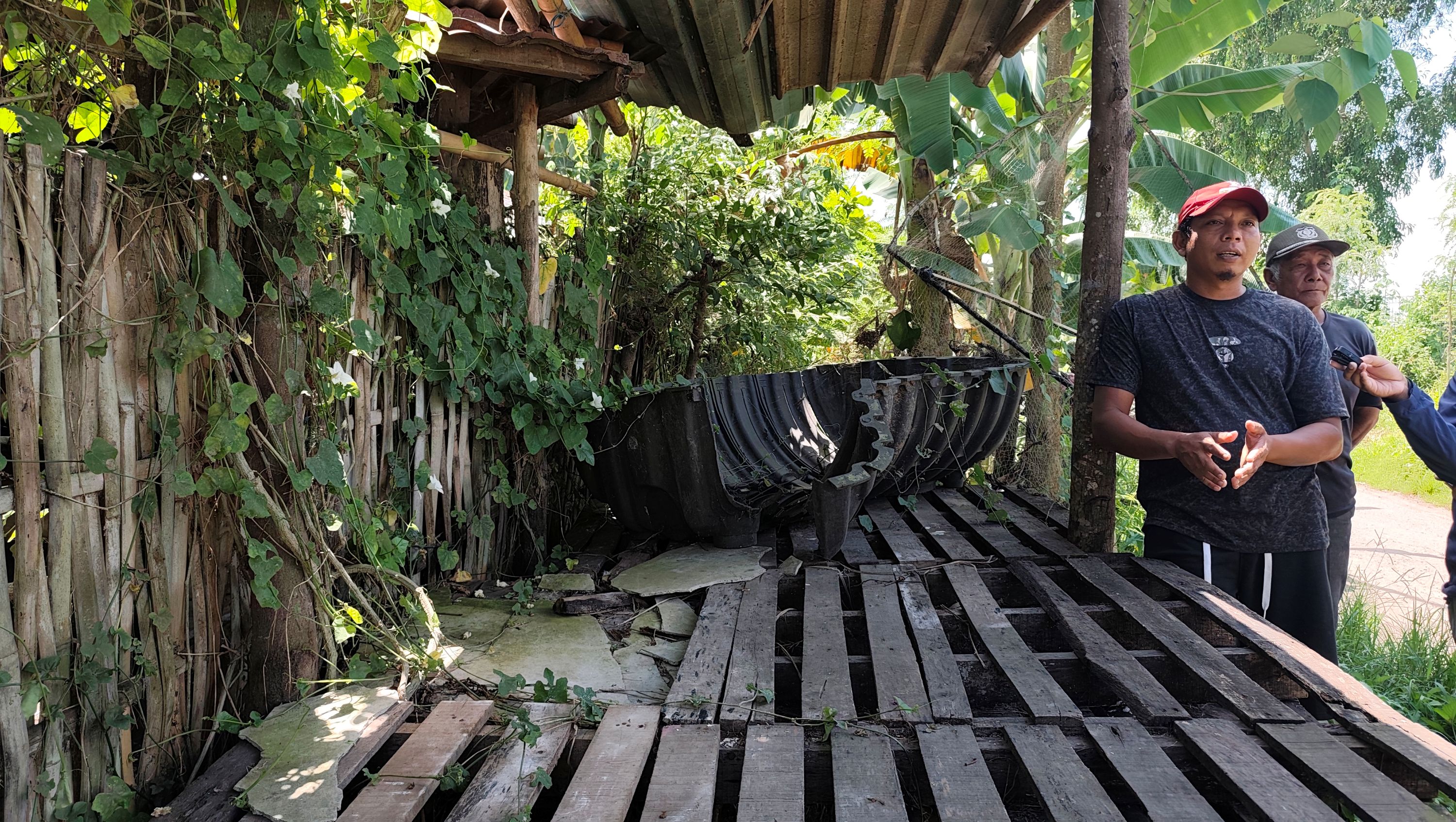 Ahyar Rosidi selaku Ketua RT 03 Kampung Tiwu Lekong, Lingkungan Pengendong, Kelurahan Perapen, Praya menjelaskan kronologi penemuan bayi perempuan di poskamling setempat, Jumat (7/11).