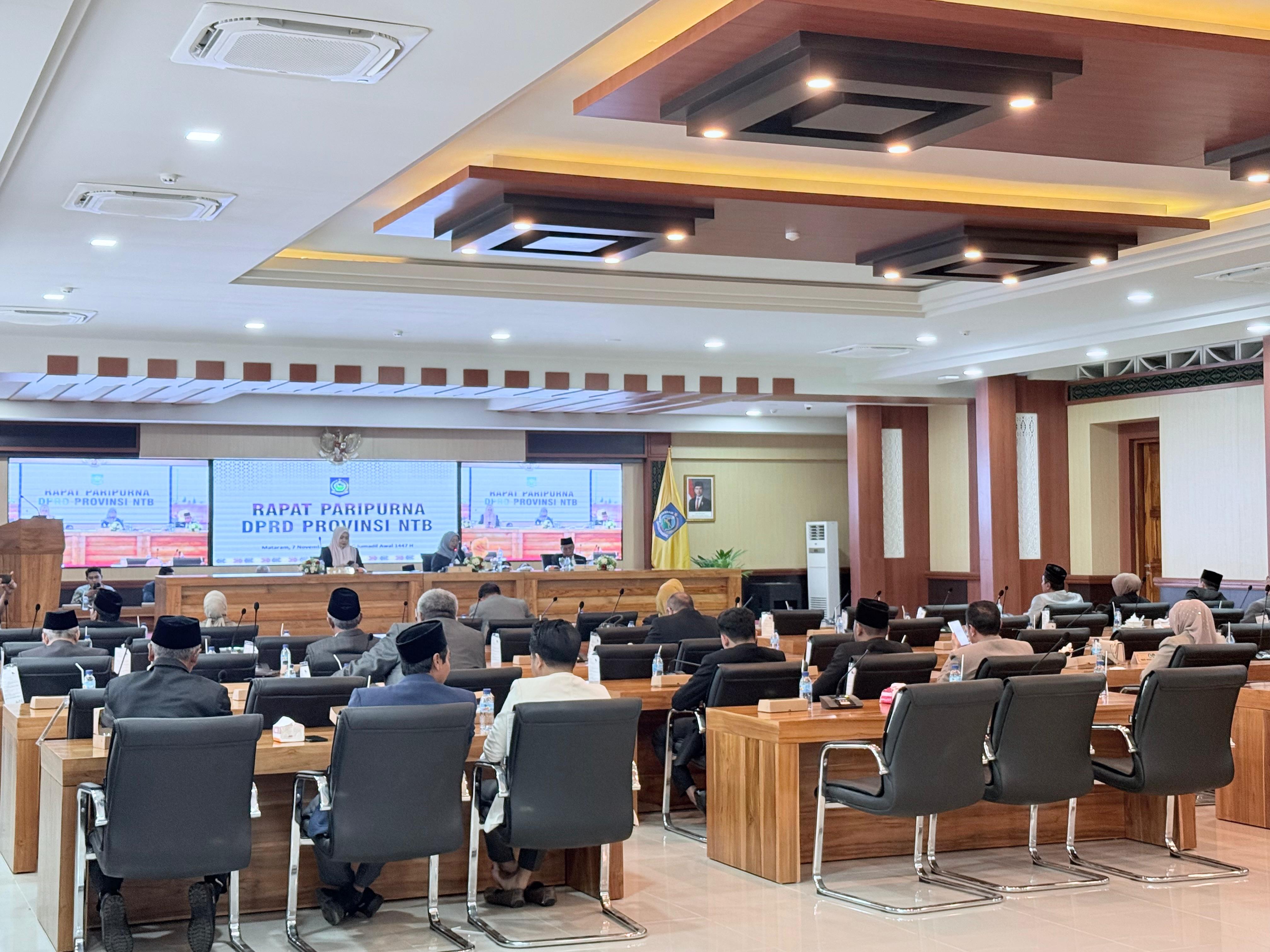 Pemprov dan DPRD NTB menggelar rapat paripurna, dengan agenda penyerahan KUA-PPAS APBD Tahun Anggaran 2026, Jumat (7/11).