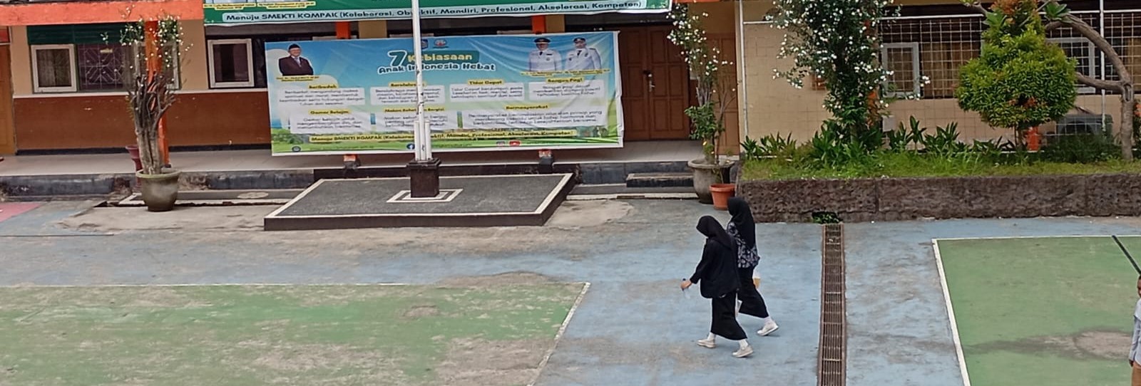 Nampak dua orang jalan kaki di halaman sekolah di Kota Mataram, belum lama ini. Dikbud NTB memberikan waktu dua bulan perbaiki Dapodik, penentu revitalisasi sekolah rusak.