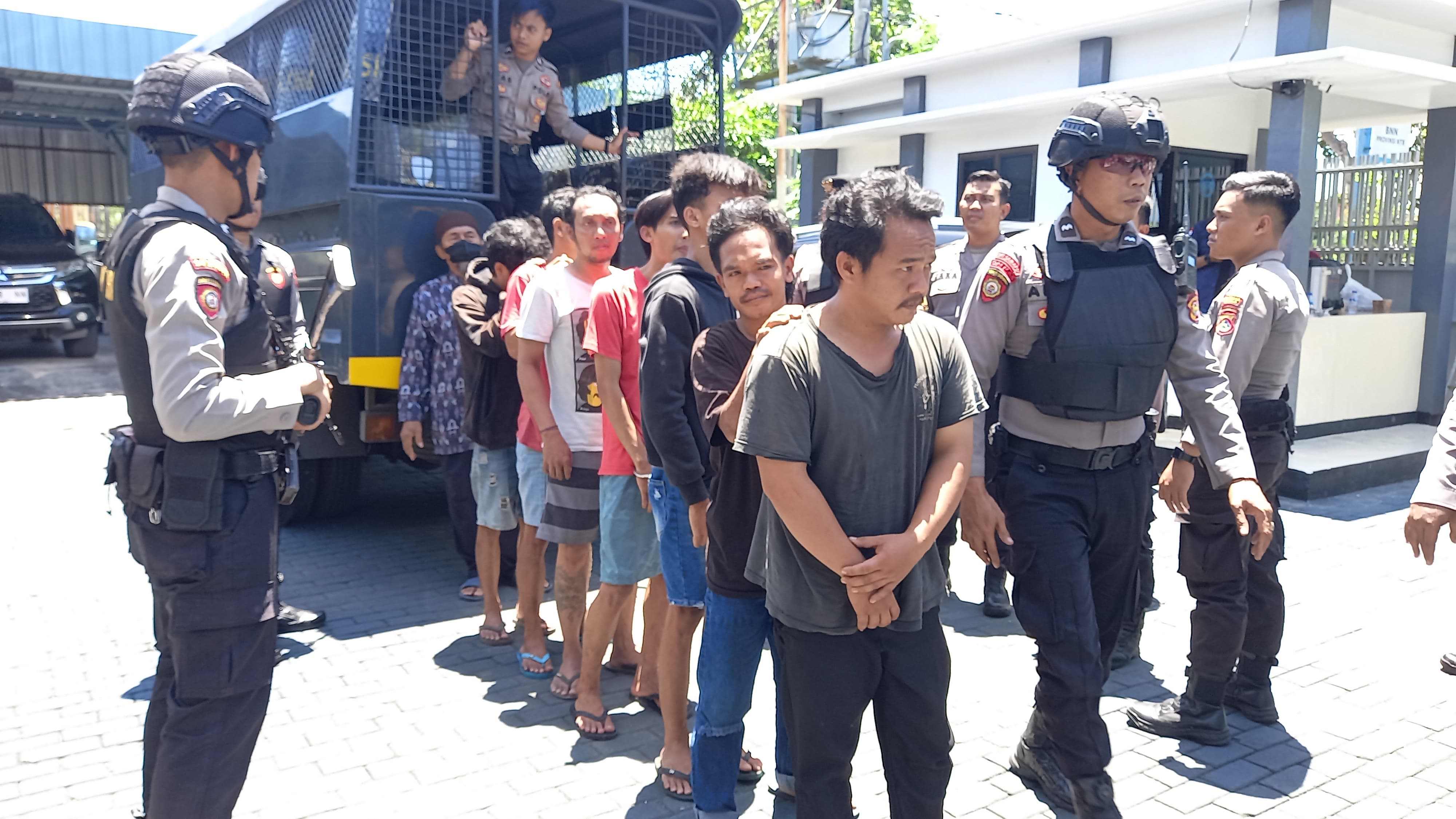 DITANGKAP: Polisi mengawal sejumlah orang yang diamankan ke kantor BNN NTB usai penggerebekan di Lingkungan Karang Bagu, Kelurahan Karang Taliwang, Kecamatan Cakranegara, Jumat (7/11).