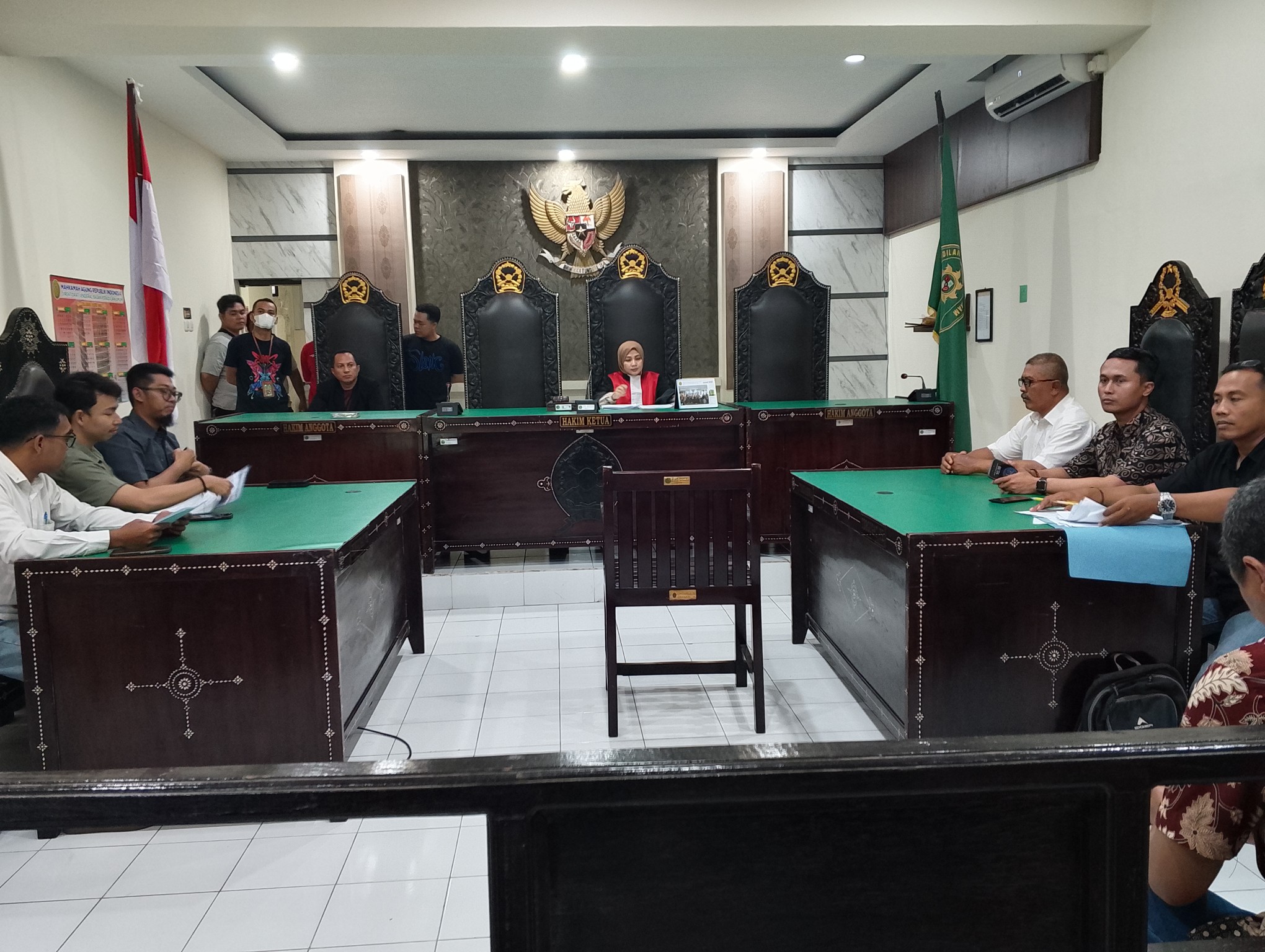 SIDANG: Hakim tunggal Dian Wijayanti memimpin sidang perdana praperadilan yang dimohonkan tersangka kasus pembunuhan Brigadir Esco, H Saiun dan Hj Nuraini di Pengadilan Negeri Mataram, Jumat (7/11).