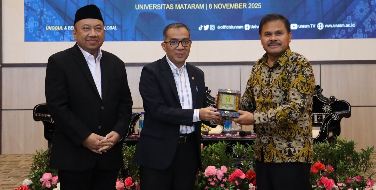 Rektor Unram Prof. Ir. Bambang Hari Kusumo menyerahkan cinderamata kepada  Mendiktisaintek Prof. Brian Yuliarto, Ph.D (tengah) pada kuliah umum di  Ruang Sidang Senat Rektorat Unram, Sabtu (8/11).