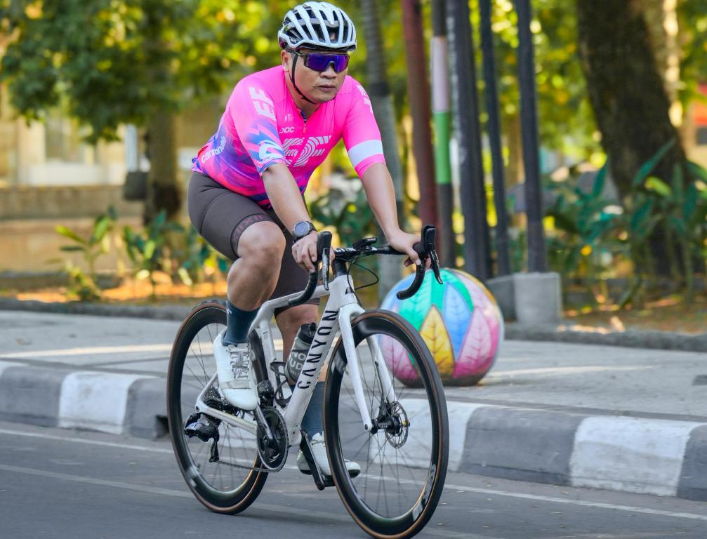 I Made Adiyasa Kurniawan menggunakan salah satu unit sepedanya yang Limited Edition saat Road Bike di sekitaran Kota Mataram.