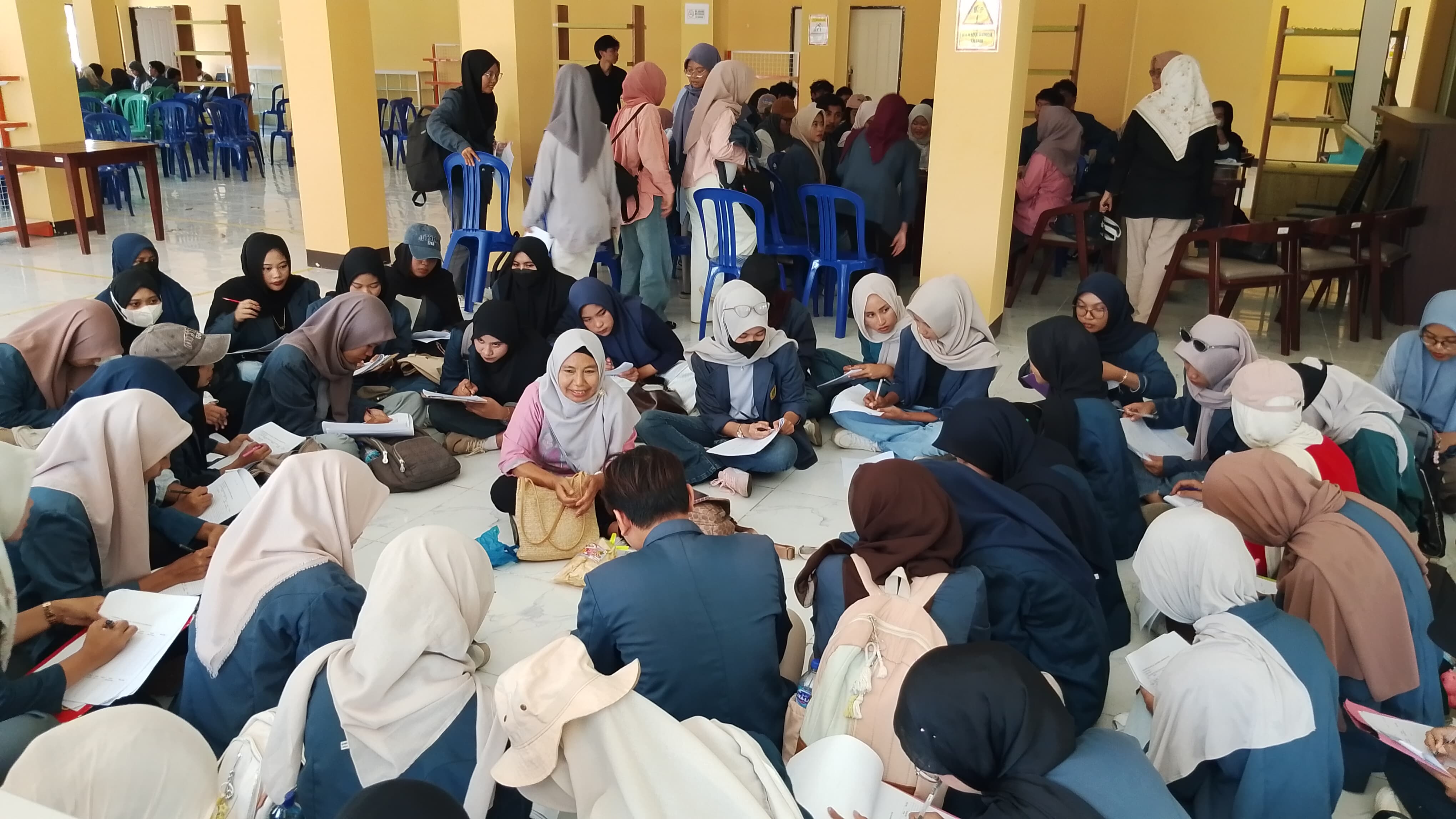 Ratusan mahasiswa Program Studi Agribisnis, Jurusan Sosial Ekonomi Pertanian, Universitas Mataram praktikum ke Sentra IKM Lombok Tengah