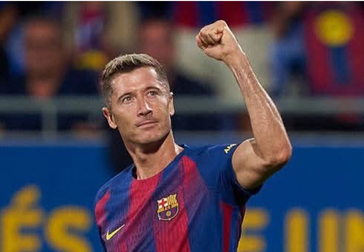Robert Lewandowski, striker Barcelona yang tengah dikaitkan dengan AC Milan.