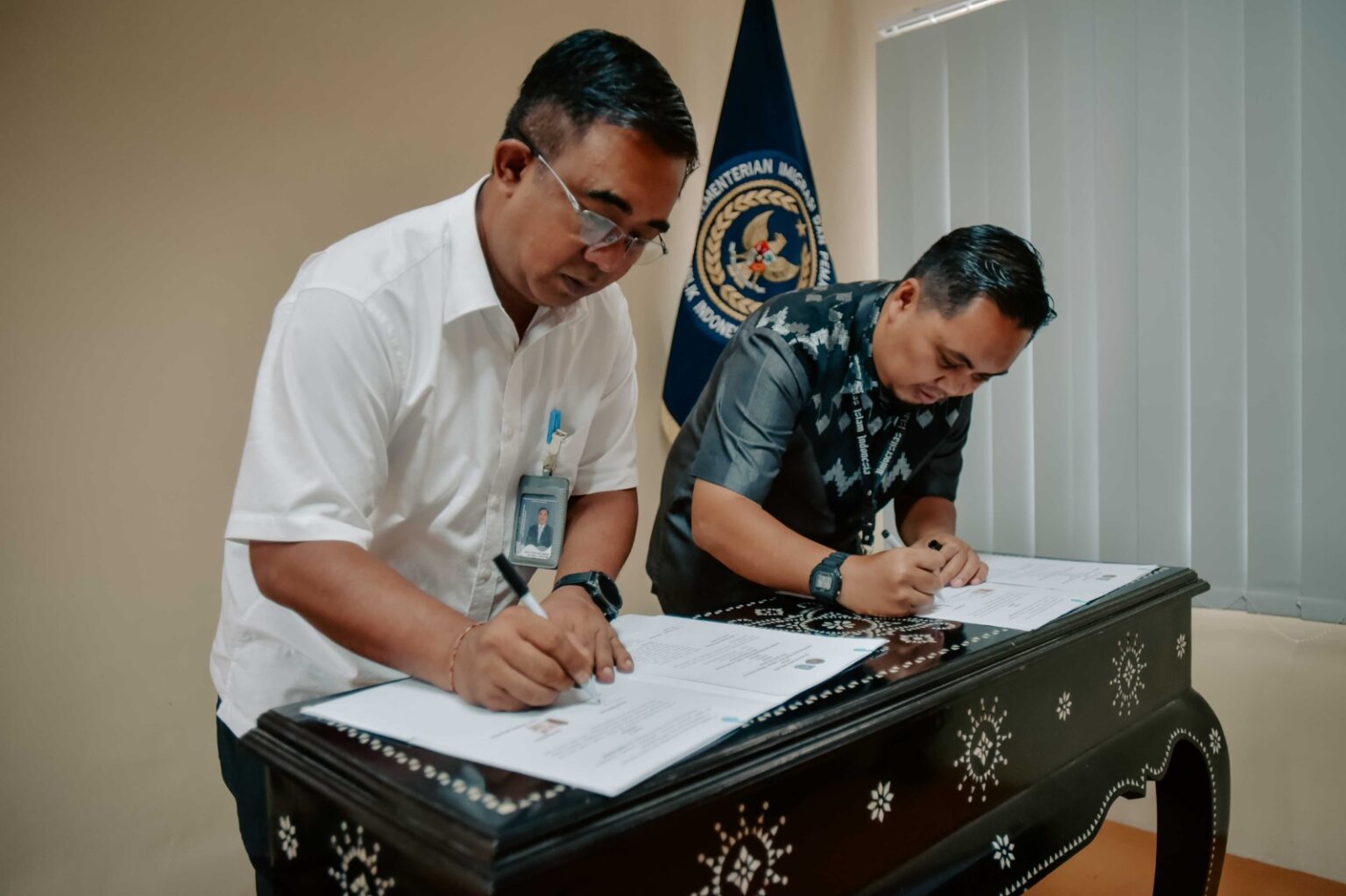 Kepala Kanwil Ditjenpas NTB Agung Krisna dan Kepala UPTD BP3UD Disdag NTB Lalu Afghan Muharor menandatangani MoU  terkait pemasaran produk WBP di NTB Mall, Kamis (6/11)