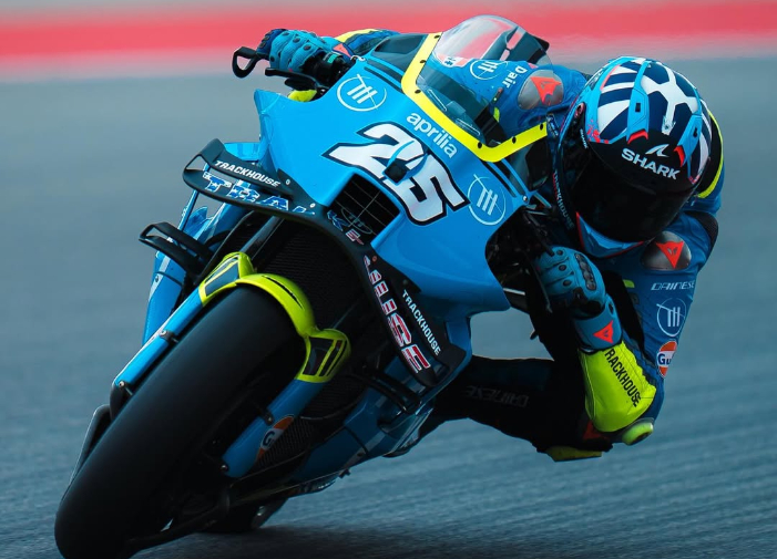 Raul Fernandez mundur dari MotoGP Portugal 2025 usai kecelakaan di FP1 dan alami cedera bahu kiri. Ia berharap bisa tampil di Valencia.