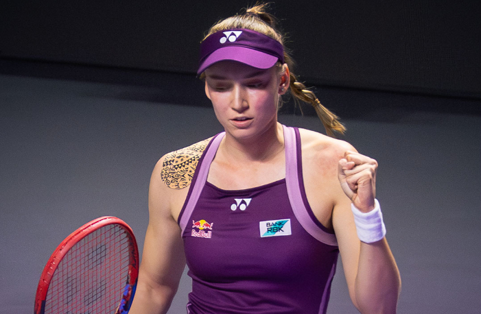 Elena Rybakina tampil memukau di WTA Finals Riyadh 2025 dengan 15 ace untuk menyingkirkan Jessica Pegula dan melaju ke partai final.