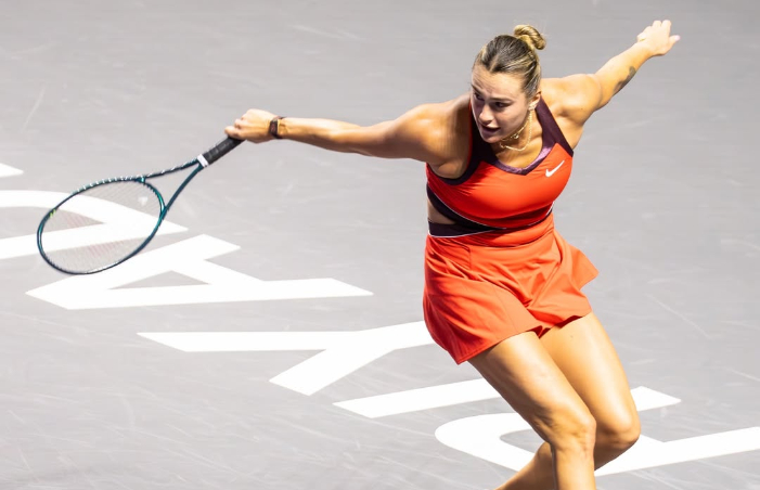 Aryna Sabalenka kalahkan Amanda Anisimova lewat laga sengit 3 set di semifinal WTA Finals Riyadh 2025 dan tantang Elena Rybakina di final.