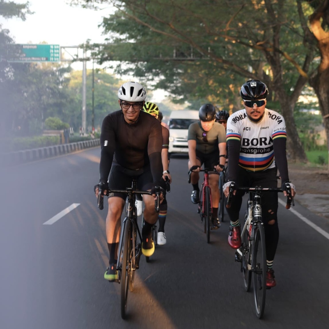 Muhammad Farid Ghozaly (kiri) bersama anggota komunitas Giligear Cycling Team Lombok saat long run dari Mataram menuju Pantai Pink, Lombok Timur pada Oktober lalu.