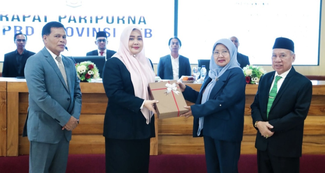 Wakil Gubernur NTB Indah Dhamayanti Putri menyerahkan dokumen Kebijakan Umum Anggaran serta Prioritas Plafon Anggaran Sementara (KUA-PPAS) Rancangan APBD 2026 kepada Ketua DPRD NTB Baiq Isvie Rupaeda.