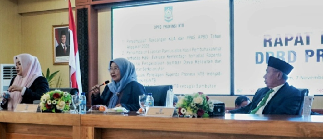 Ketua DPRD NTB Baiq Isvie Rupaeda (tengah) saat memimpin rapat paripurna penyerahan dokumen KUA-PPAS rancangan APBD 2026, Jumat (7/11).