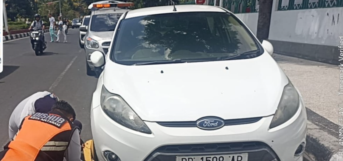 Dishub Kota Mataram gembok mobil yang parkir sembarangan saat acara wisuda di depan dua hotel berbintang.