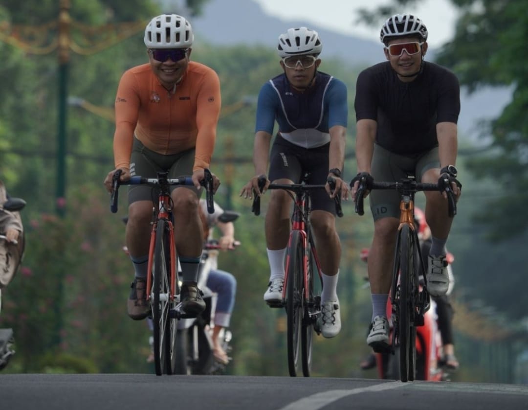 I Made Adiyasa Kurniawan bersama sahabat menghabiskan waktu akhir pekan dengan bersepeda saat Road Bike di sekitaran Kota Mataram.