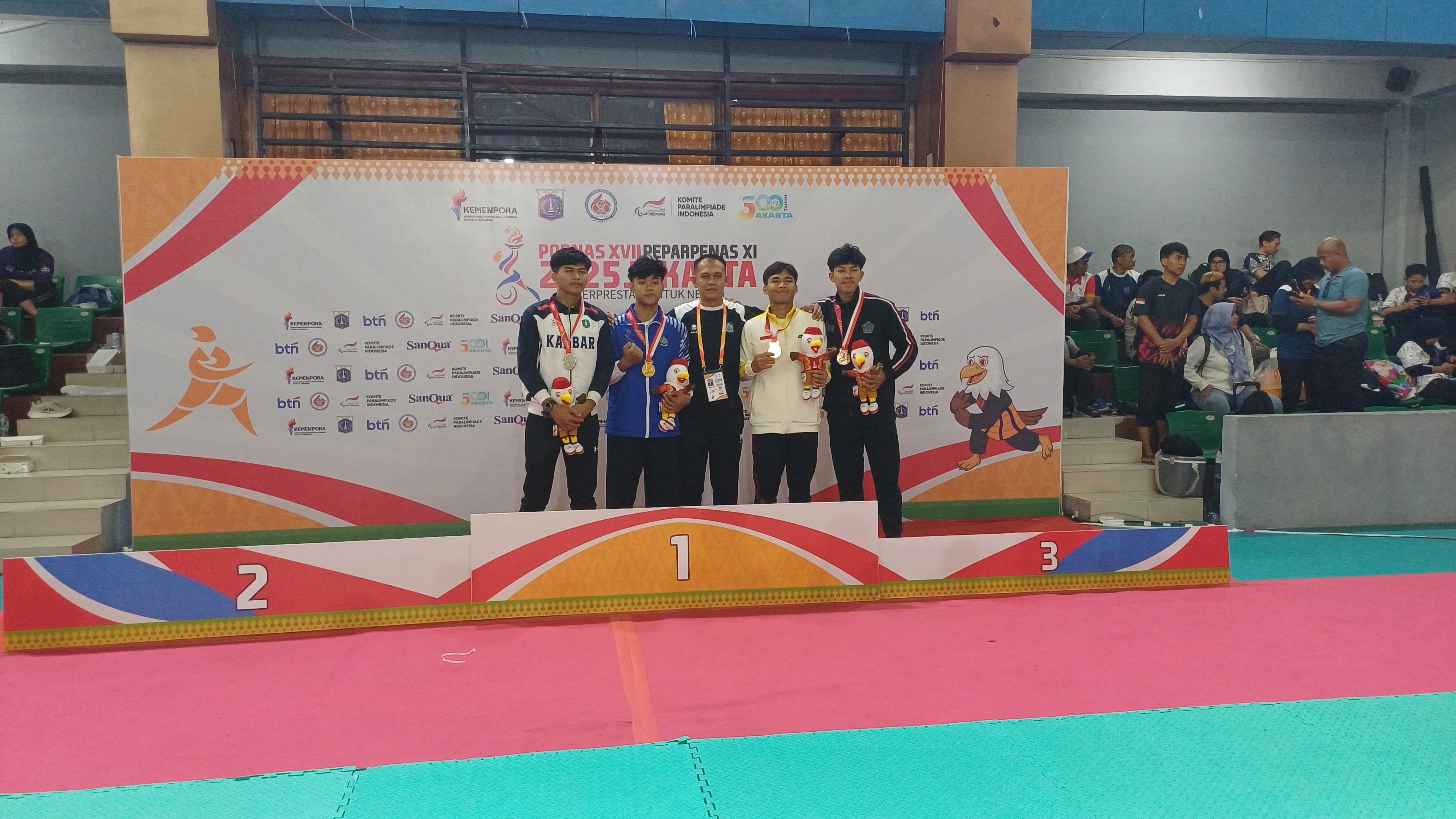 Pesilat putra NTB M Thoriq Ridho (dua dari kiri) berhasil meraih medali emas kedua NTB di Popnas XVII 2025 Jakarta.