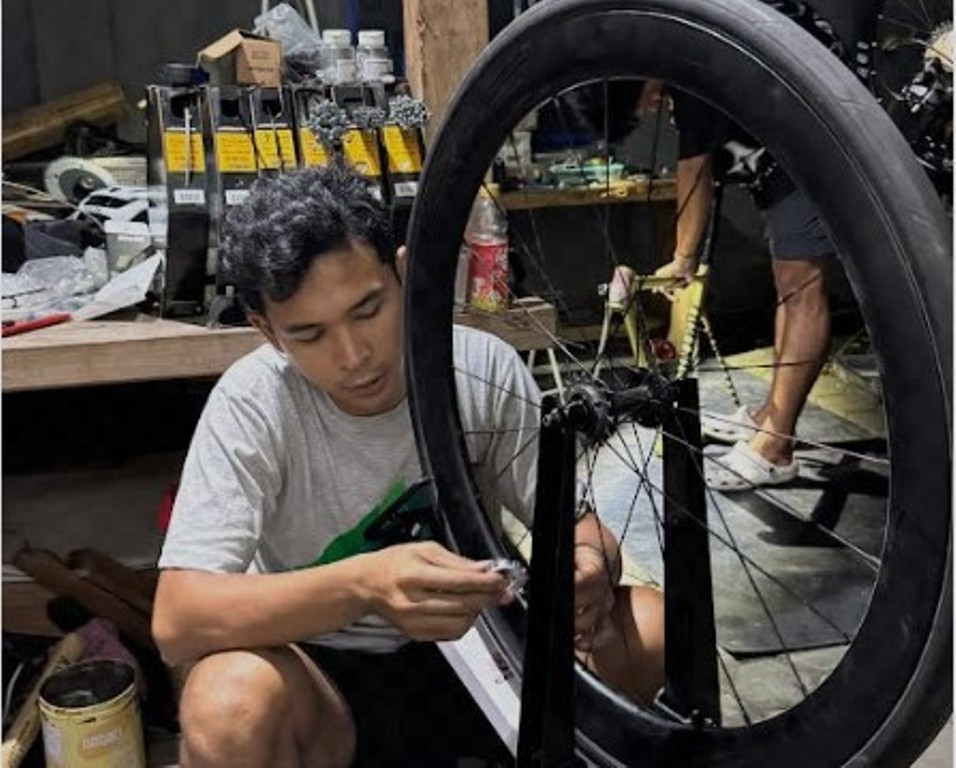 SERVICE SEPEDA PROFESIONAL: Owner Bengkel Kalcer Gunungsari Ferdy Lukman saat service salah satu sepeda di bengkelnya.