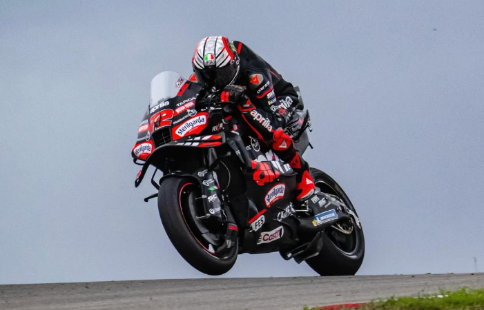 Marco Bezzecchi rebut pole MotoGP Portugal 2025 usai kalahkan Pedro Acosta, sementara Alex Marquez terjatuh di sesi kualifikasi Portimao.