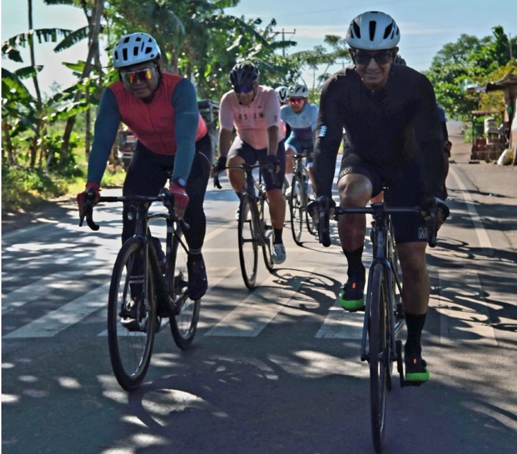 HIDUP SEHAT: Muhammad Farid Ghozaly (kanan) bersama anggota komunitas Giligear Cycling Team Lombok saat long run dari Mataram menuju Pantai Pink, Lombok Timur pada Oktober lalu.