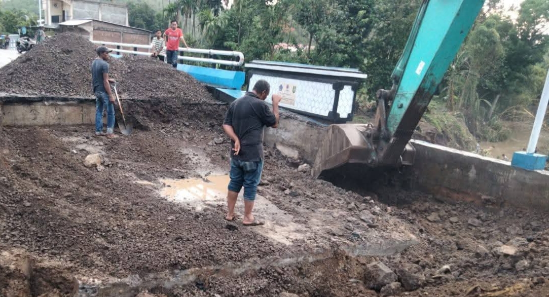 Rekanan memperbaiki kerusakan jembatan Rade&ndash;Madapangga, Kabupaten Bima, Jumat (7/11). (Istimewa/Lombok Post)
