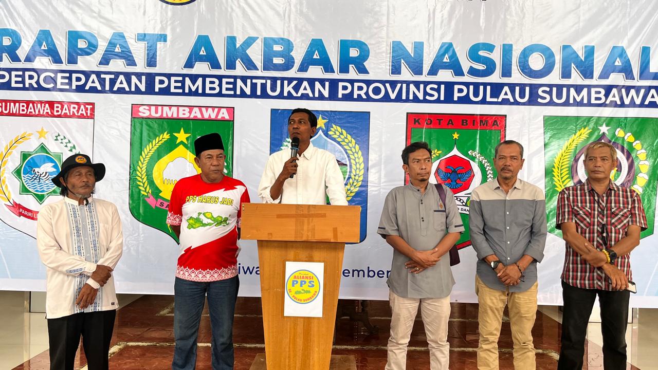 Presiden Aliansi Percepatan Pembentukan PPS M Sahril Amin didampingi pengurus presium lainnya saat menggelar konferensi pers, Jumat (7/11).