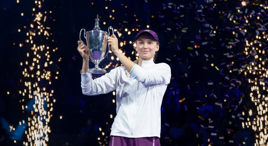 Elena Rybakina tampil luar biasa di final WTA Finals 2025. Ia menumbangkan Aryna Sabalenka lewat permainan memukau dan mencatat rekor baru di Riyadh.